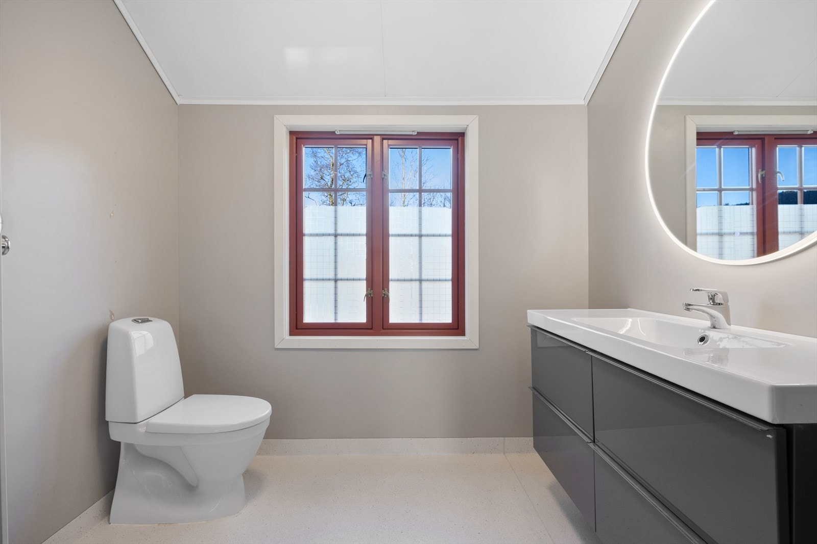 Badet er innredet med dusjkabinett, servant med møbler og wc. Galleribilde