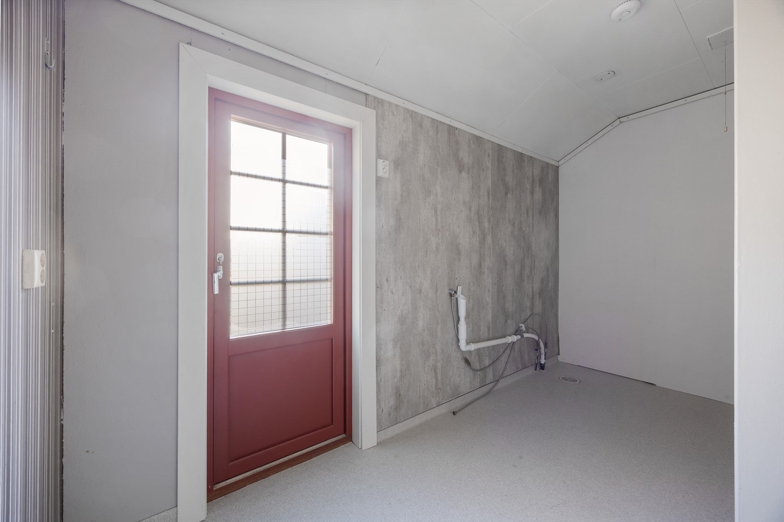 Boligen har et praktisk vaskerom med opplegg for vaskemaskin. Følgende arbeid er gjort i nyere tid: Nytt gulvbelegg, nye veggplater, ny utgangsdør og nytt røropplegg for mulig dusjkabinett (ikke etablert). Galleribilde