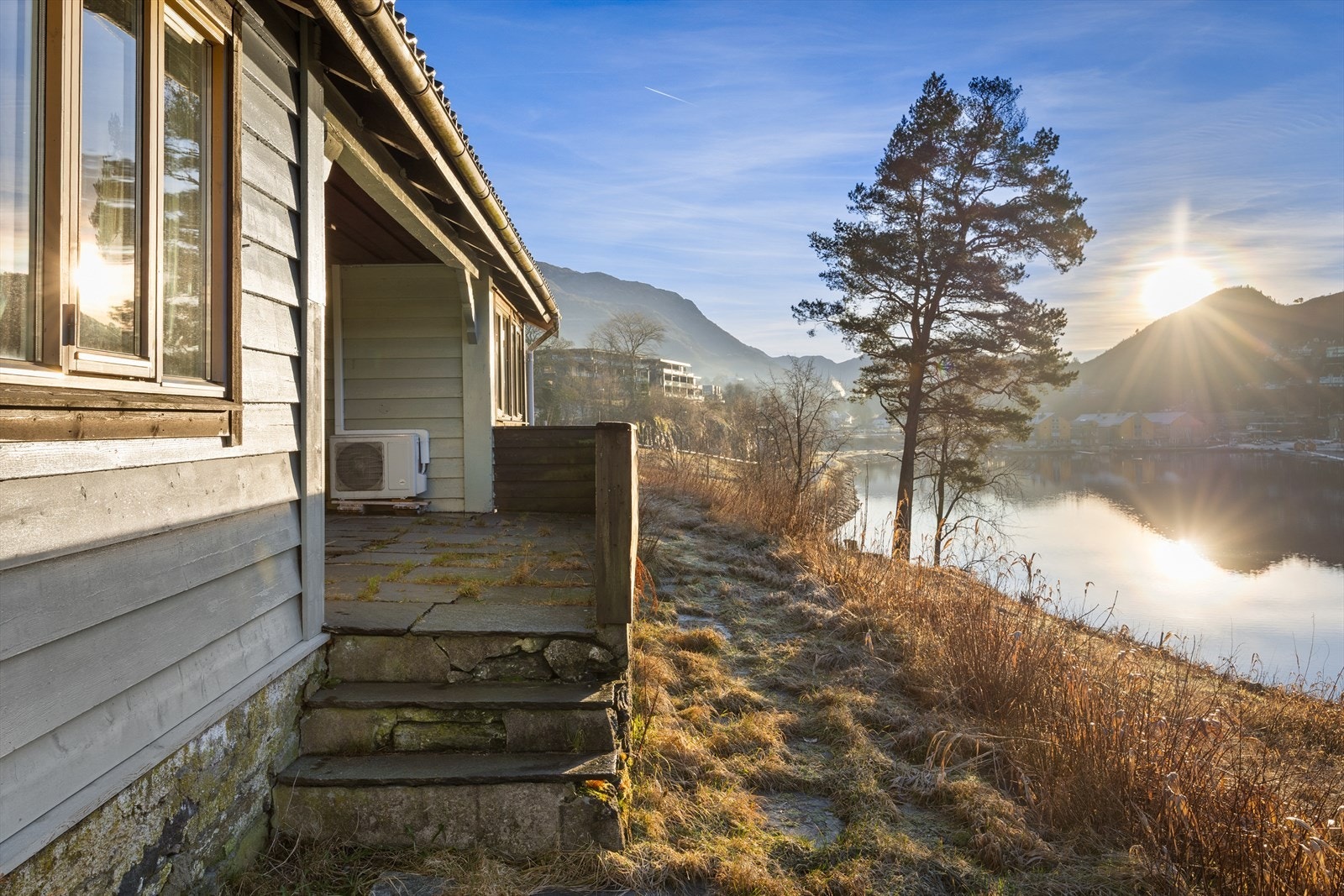 Fra stuen er det utgang til en terrasse på ca. 16 m² belagt med steinheller. Galleribilde