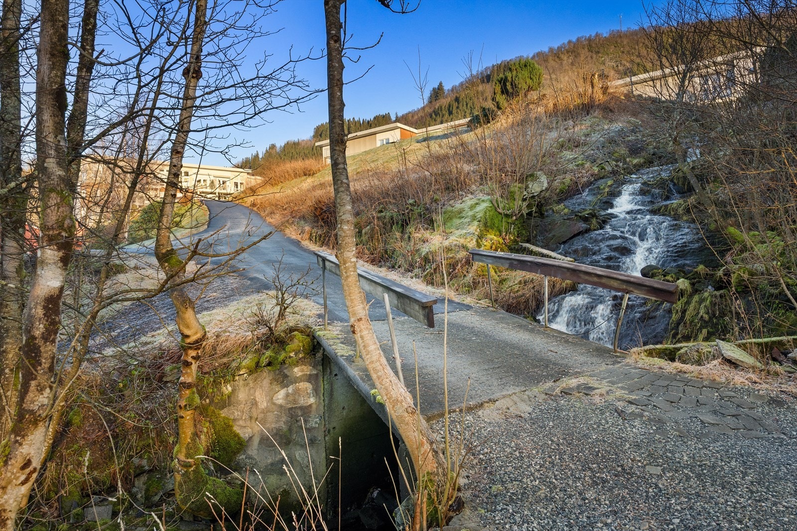 Adkomst - via offentlig til privat vei. Galleribilde