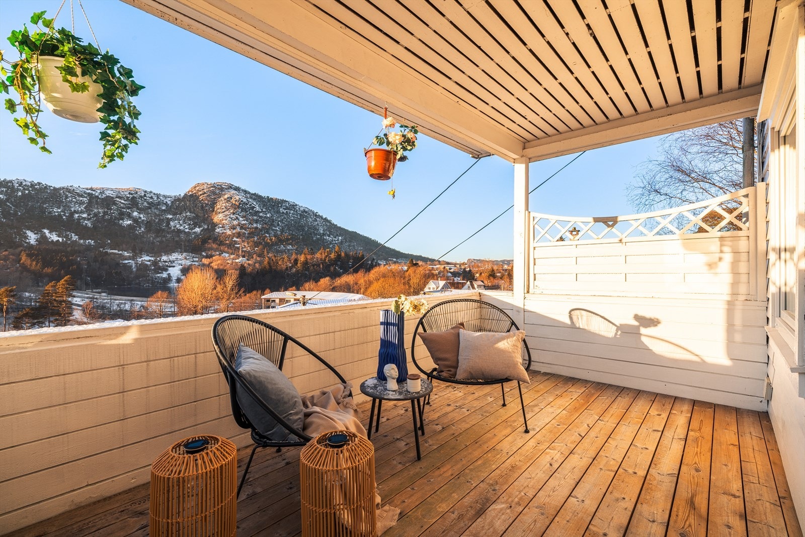 Atle Seim og Lars Mæland v/ Fana Sparebank eiendom har gleden av å presentere Lyngbøveien 90, en sentrumsnær leilighet med balkong og fin utsikt! Galleribilde