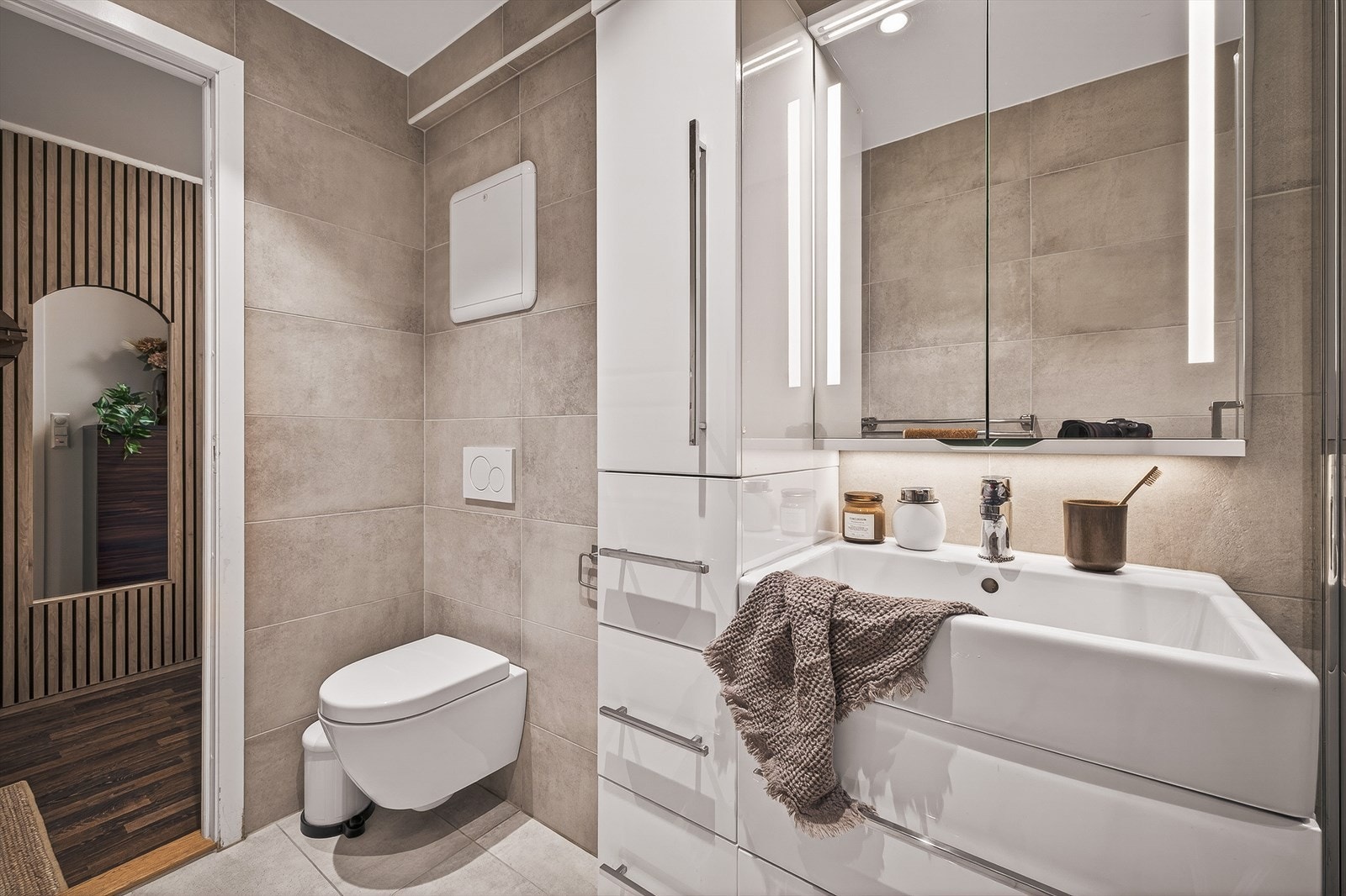 Godt med lagring i baderomsmøblementet Galleribilde