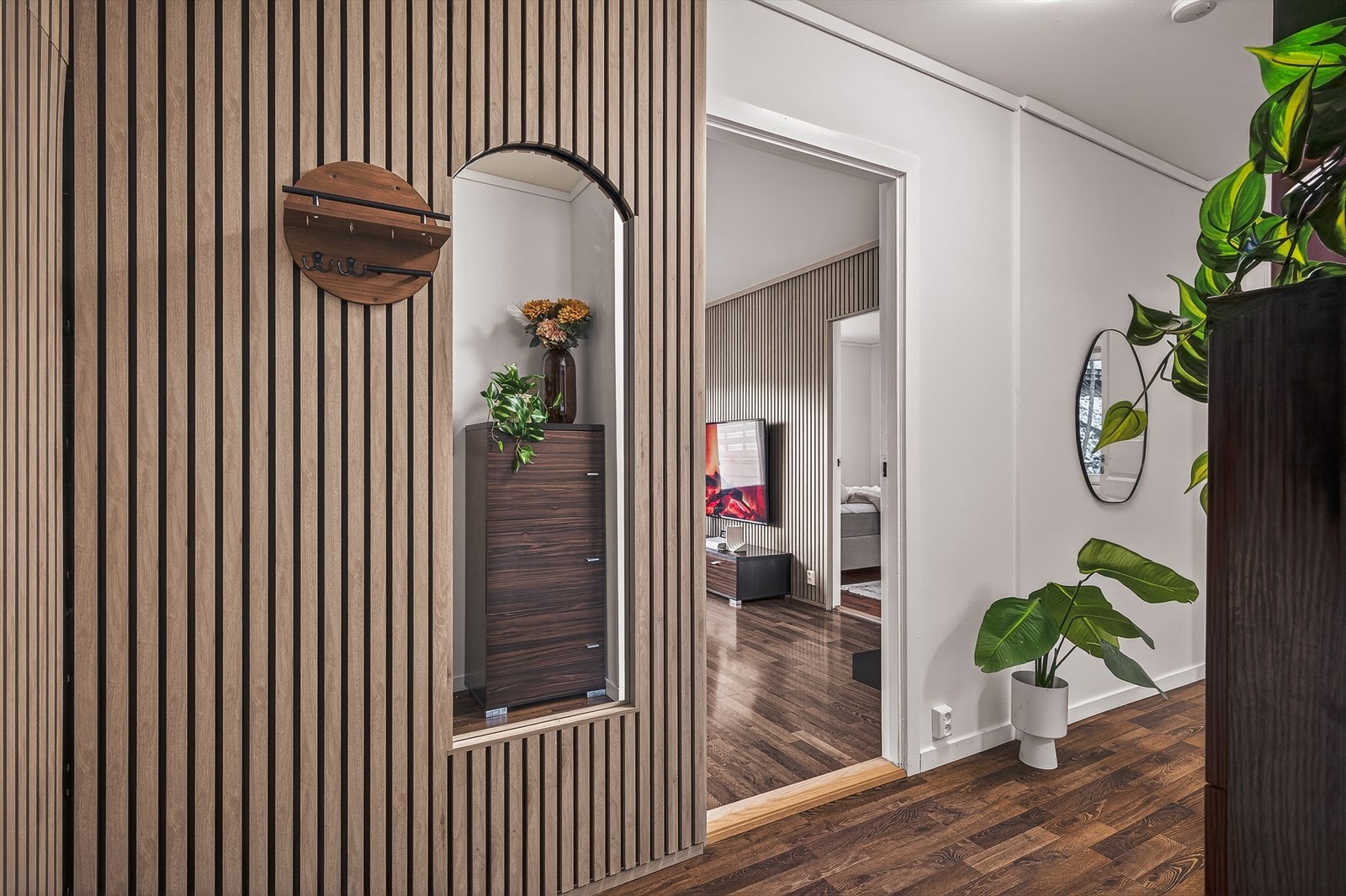 Spilevegg med integrert speil i gangen Galleribilde