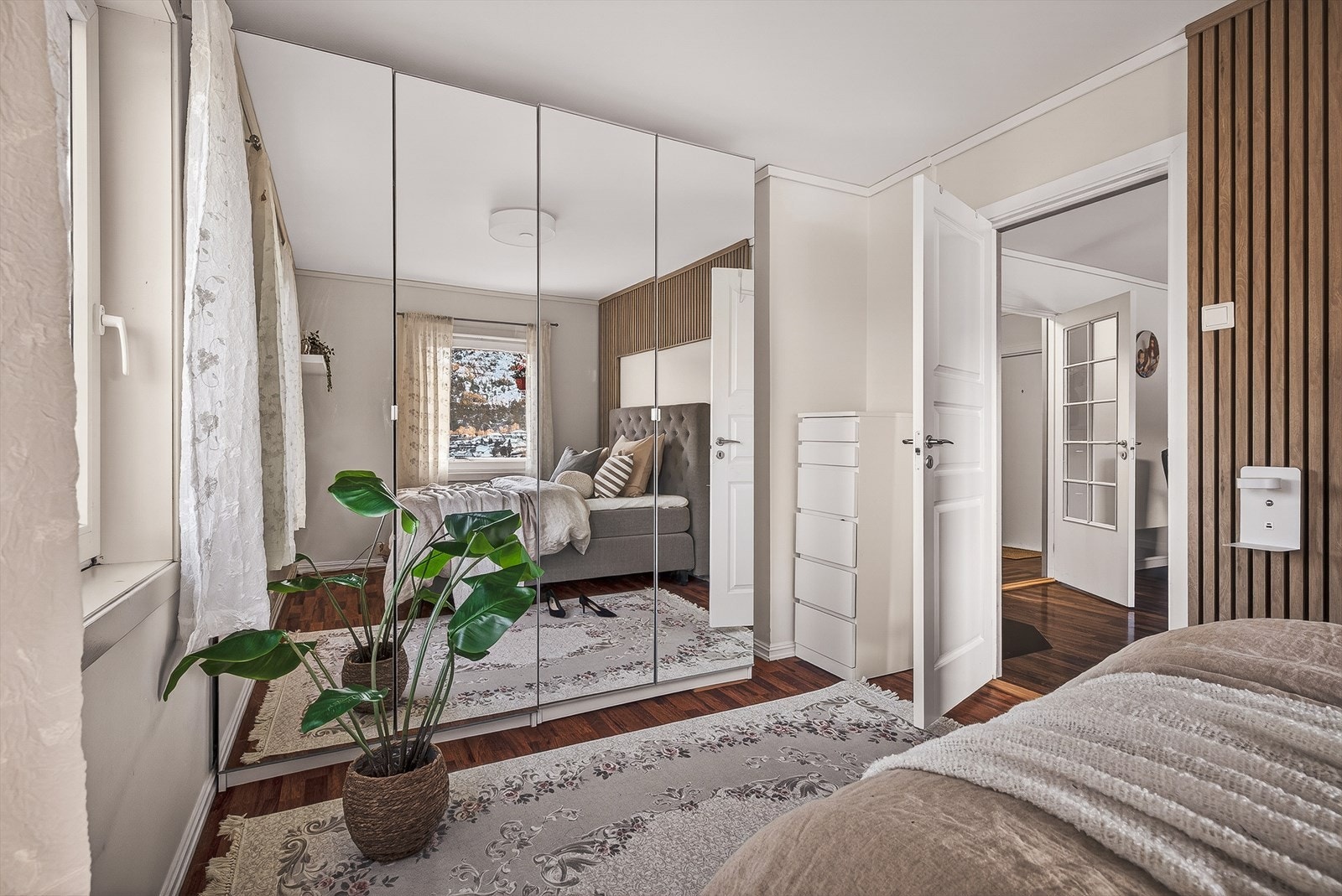 Godt med garderobeskap på hovedsoverommet Galleribilde