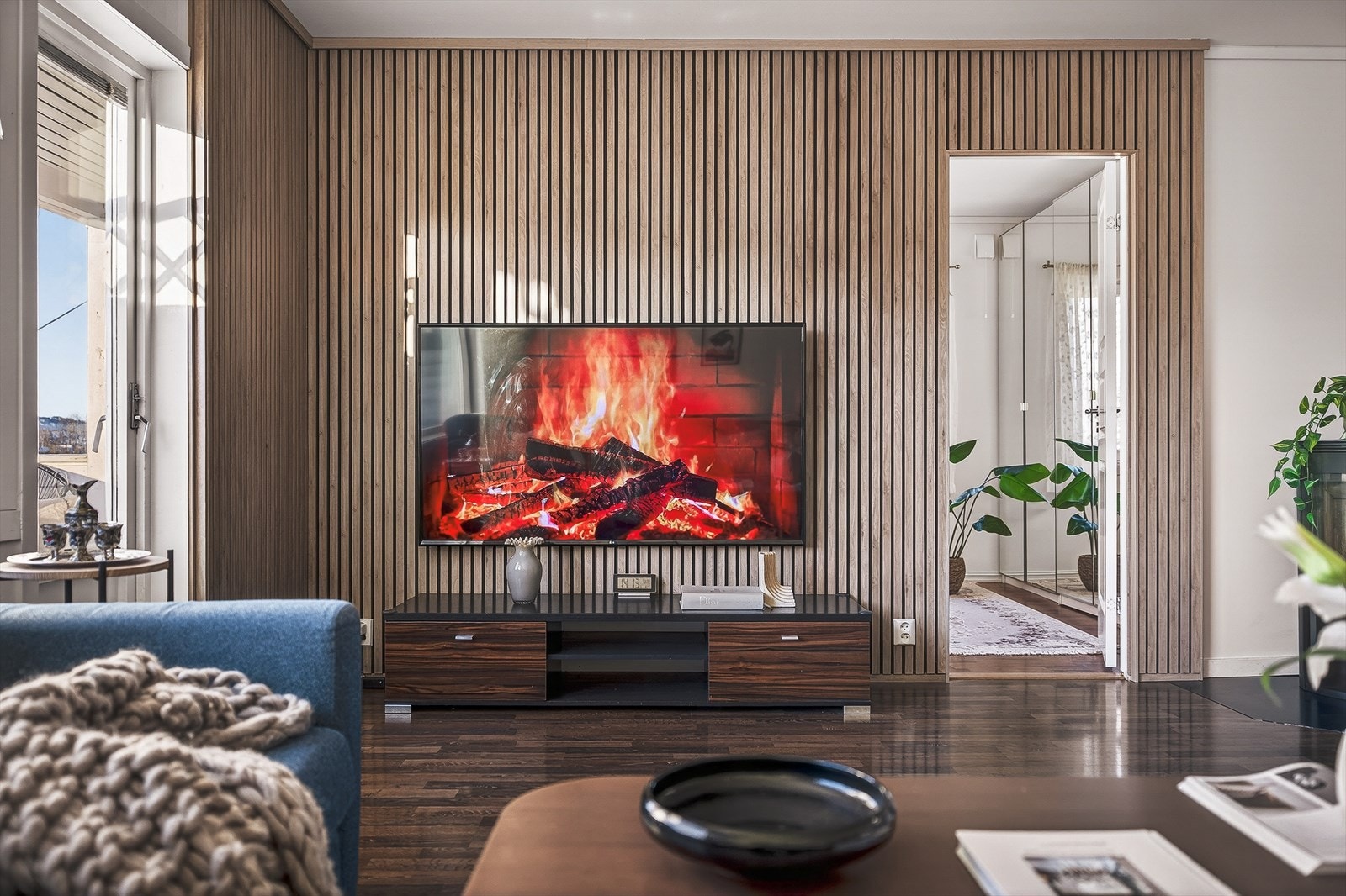 Det er spilevegg på en vegg i stuen Galleribilde