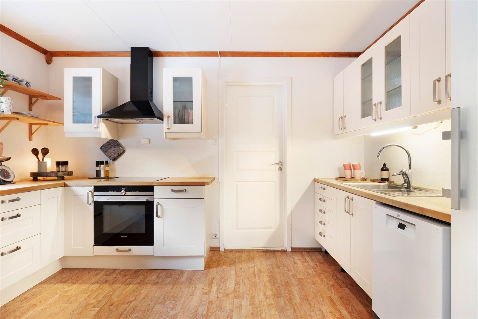 Av kvitevarer er det kjøleskåp, oppvaskmaskin, platetopp, steikeomn og komfyrvakt. Galleribilde