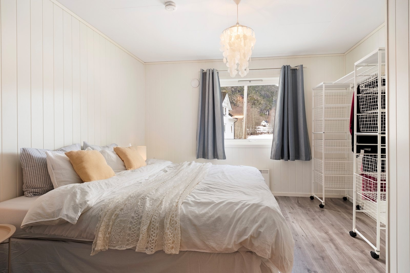 Hovedsoverommet har god plass til dobbeltseng og ynskje garderobeløysing. Galleribilde