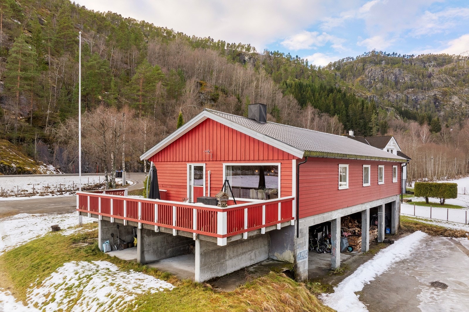 Her har du alt på 1 plan med 4 soverom, stove, kjøken 2 bad og vaskerom. Galleribilde