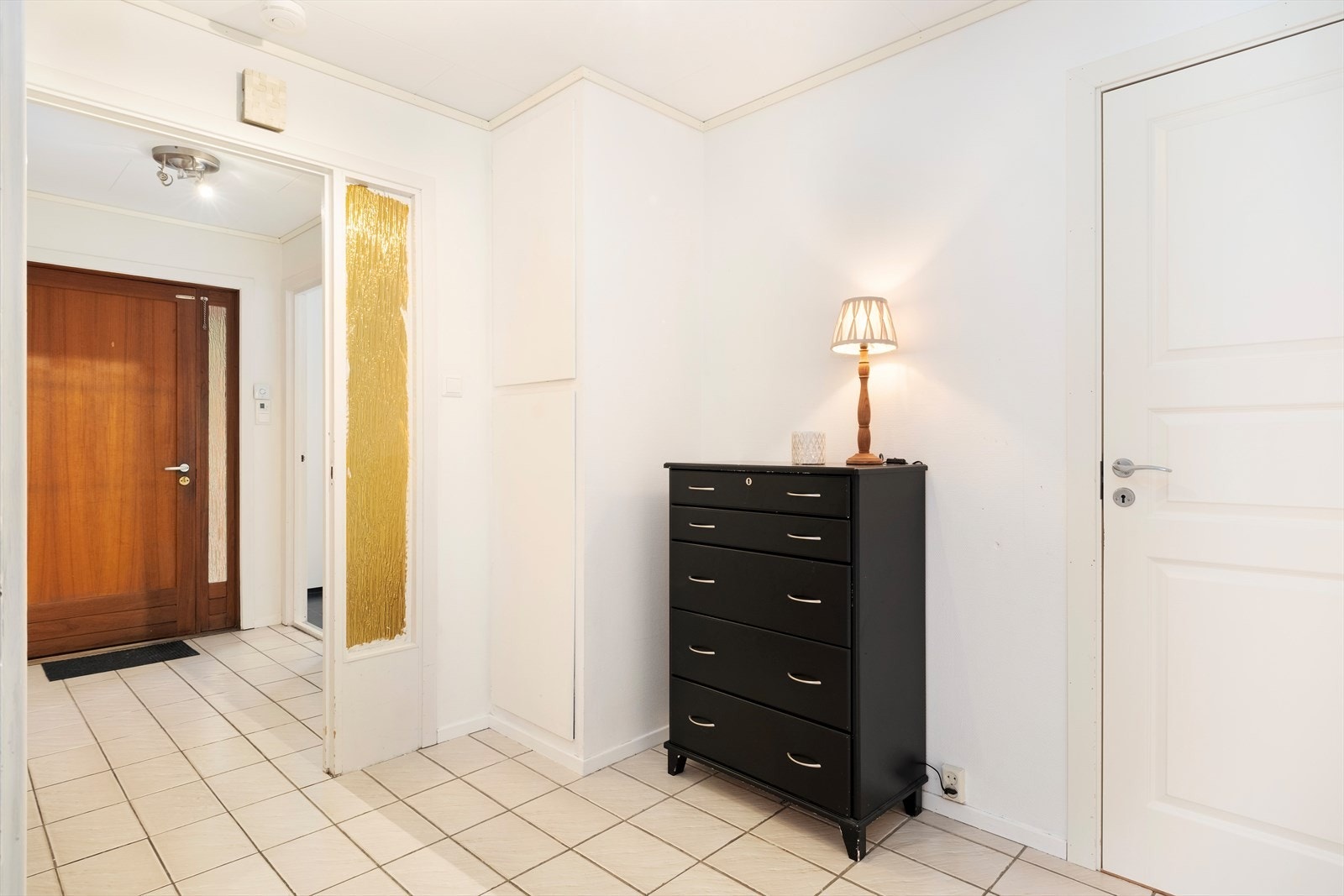 Bustaden har ein romsleg entré med eit enkelt plassbygd garderobeskåp. Galleribilde