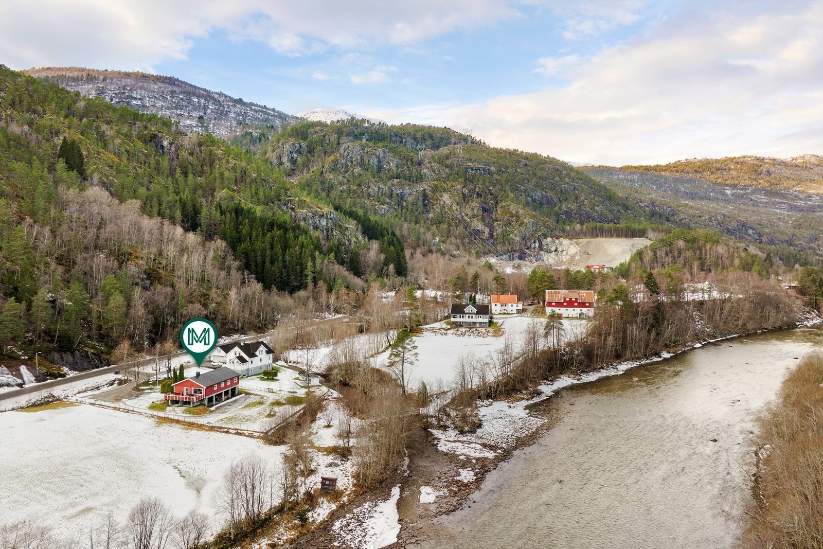Eigedommen ligg fint til i landlege omgjevnader Galleribilde