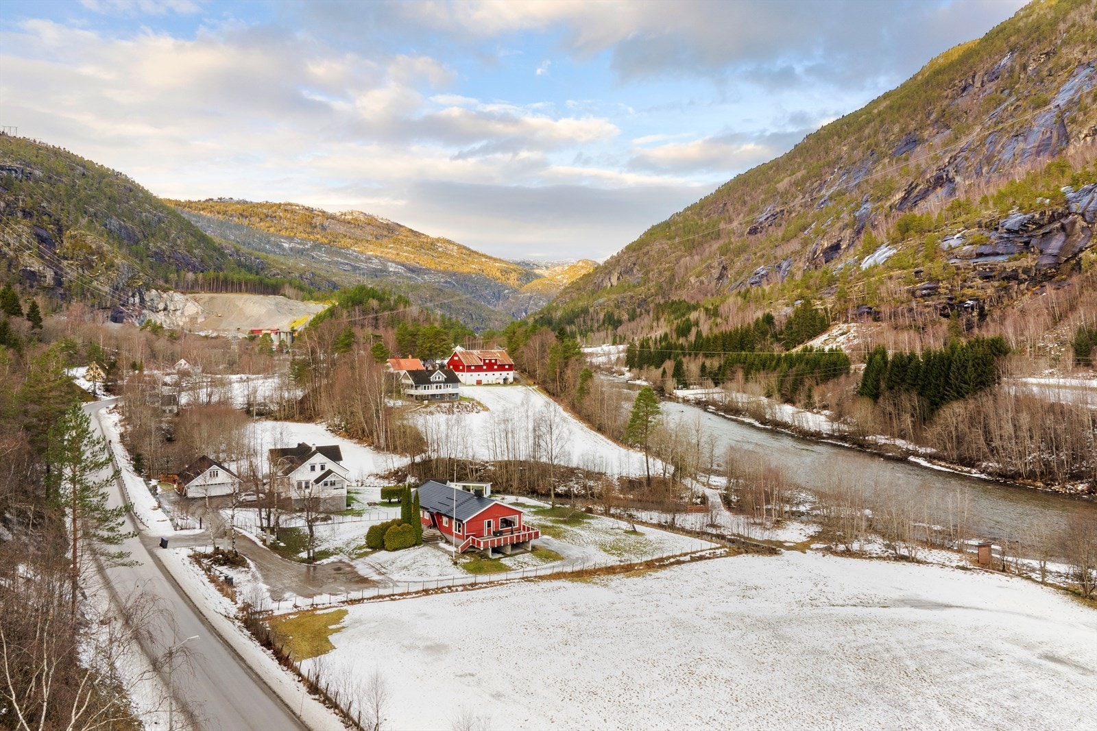 Området er prega av spreidd busetnad og landbruk, og naturen er tett på med elva rennande forbi og fjella som omkransar dalen. Galleribilde