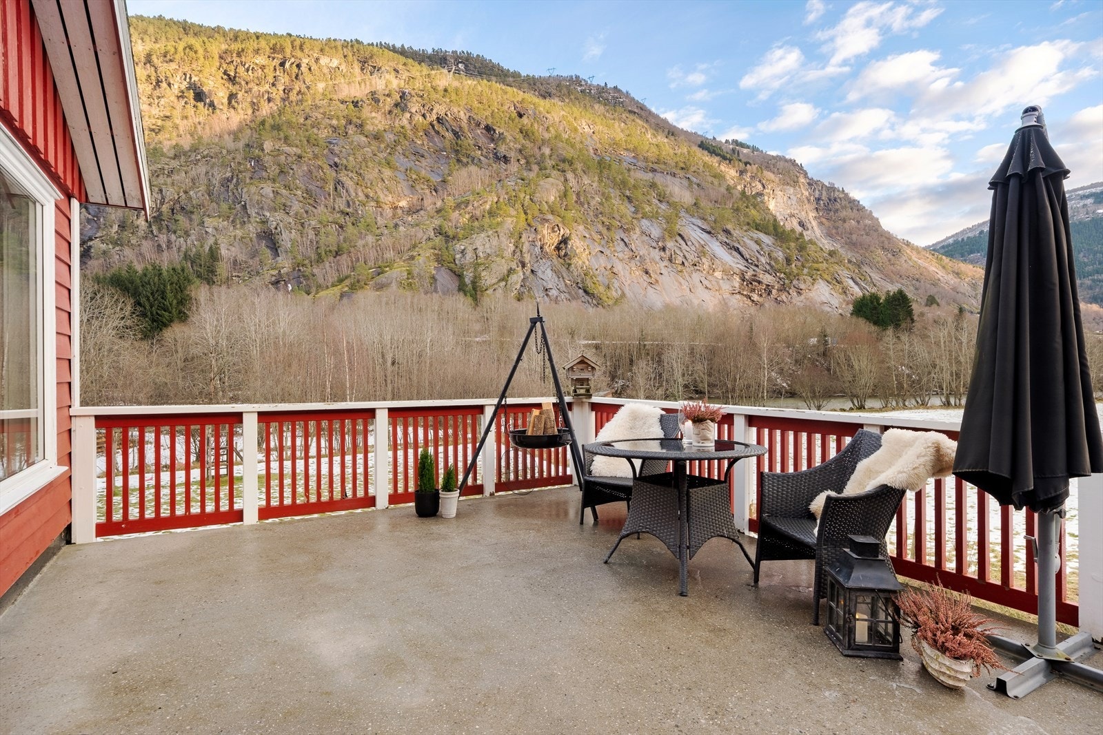 Frå stova er det direkte utgang til ein solrik veranda med støypt betongdekke i høg kvalitet. Galleribilde