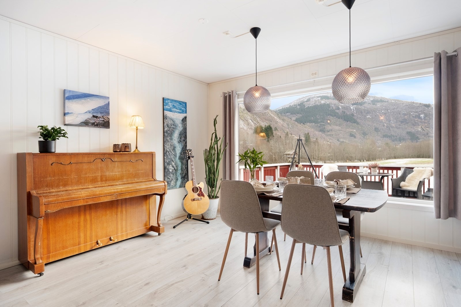 Dei store vindaugsflatene gjev godt med lysinnslepp samt fin utsikt. Galleribilde