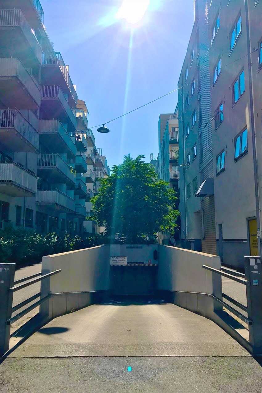 Innkjøring fra Rubina Ranas gate / Mandalls gate. Fra garasjeanlegget er det gangavstand til blant annet Barcode, Sentrum og Sørenga. Galleribilde