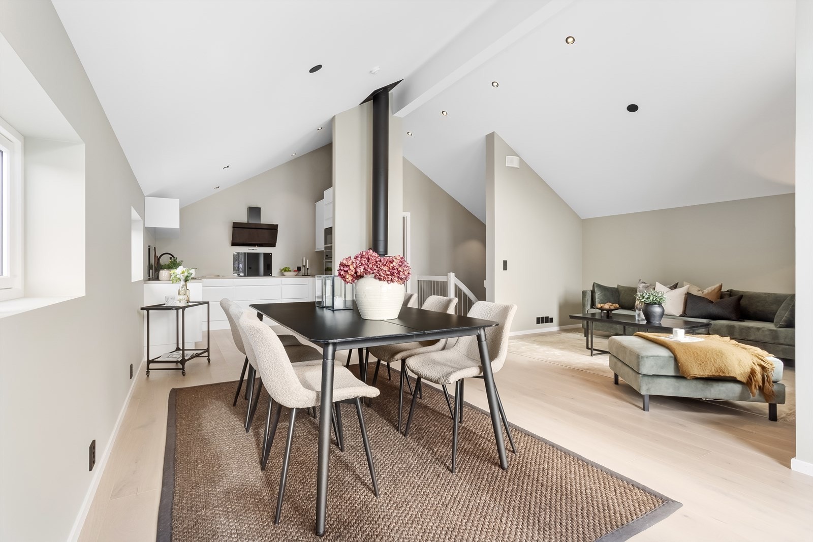 Den åpne løsningen gjør dette til et sosialt og innbydende allrom. Galleribilde