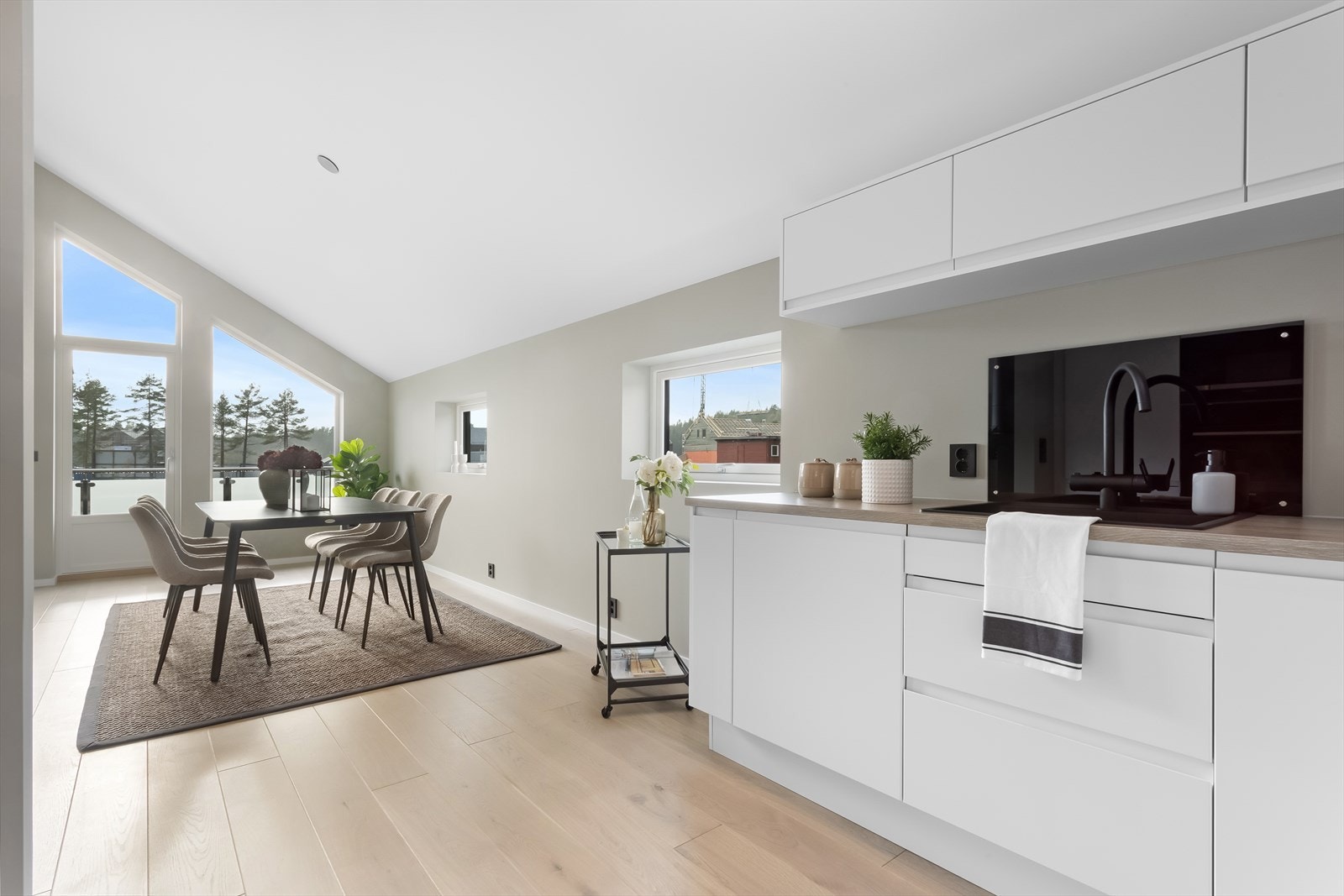 Det er fullt utstyrt med integrerte hvitevarer som komfyr, platetopp, oppvaskmaskin, mikrobølgeovn og kjøleskapfryser. Galleribilde