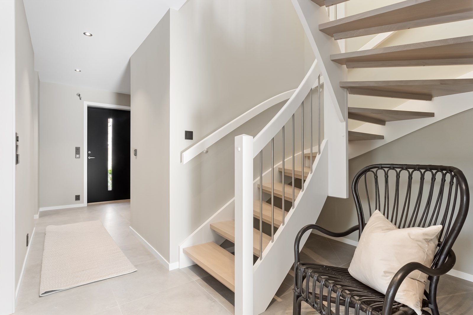 Når man kommer inn i boligen blir man møtt av en innbydende entré med flislagt gulv og varmekabler. Galleribilde