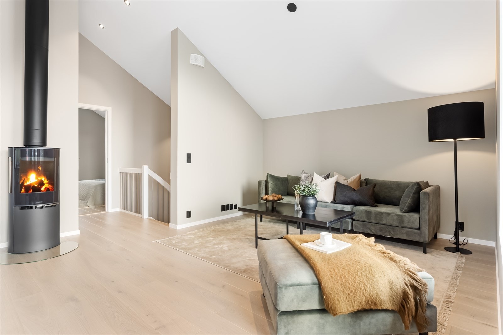 Veggene er malt i en stilren, moderne fargetone som harmonerer med et flott enstavs SAGA parkettgulv, og en moderne vedovn sørger for varme. Galleribilde