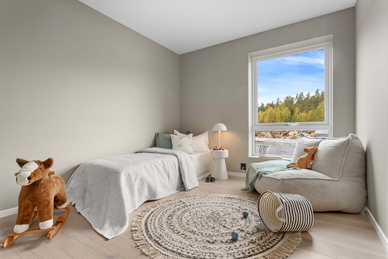 I tillegg til hovedsoverommet er det to romslige soverom i første etasje. Galleribilde