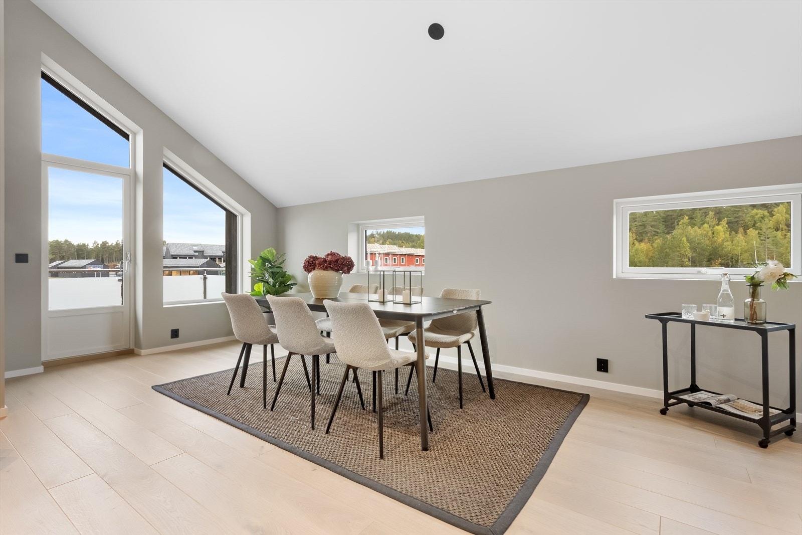 Rommet har også utgang til en overbygd terrasse. Galleribilde