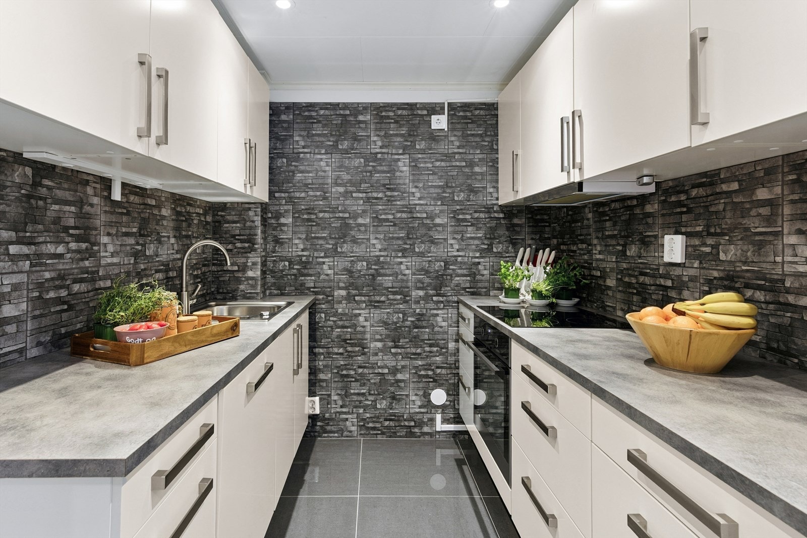 I underetasjen finnes et fullt funksjonelt kjøkken. Galleribilde