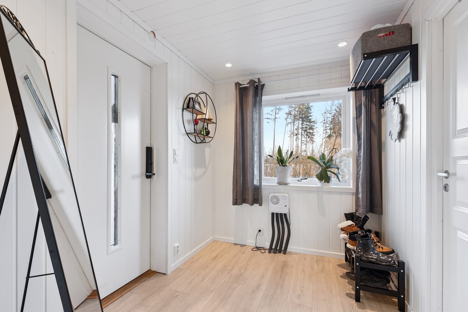Velkommen inn i en lys entré som gir et godt førsteinntrykk av boligen. Galleribilde