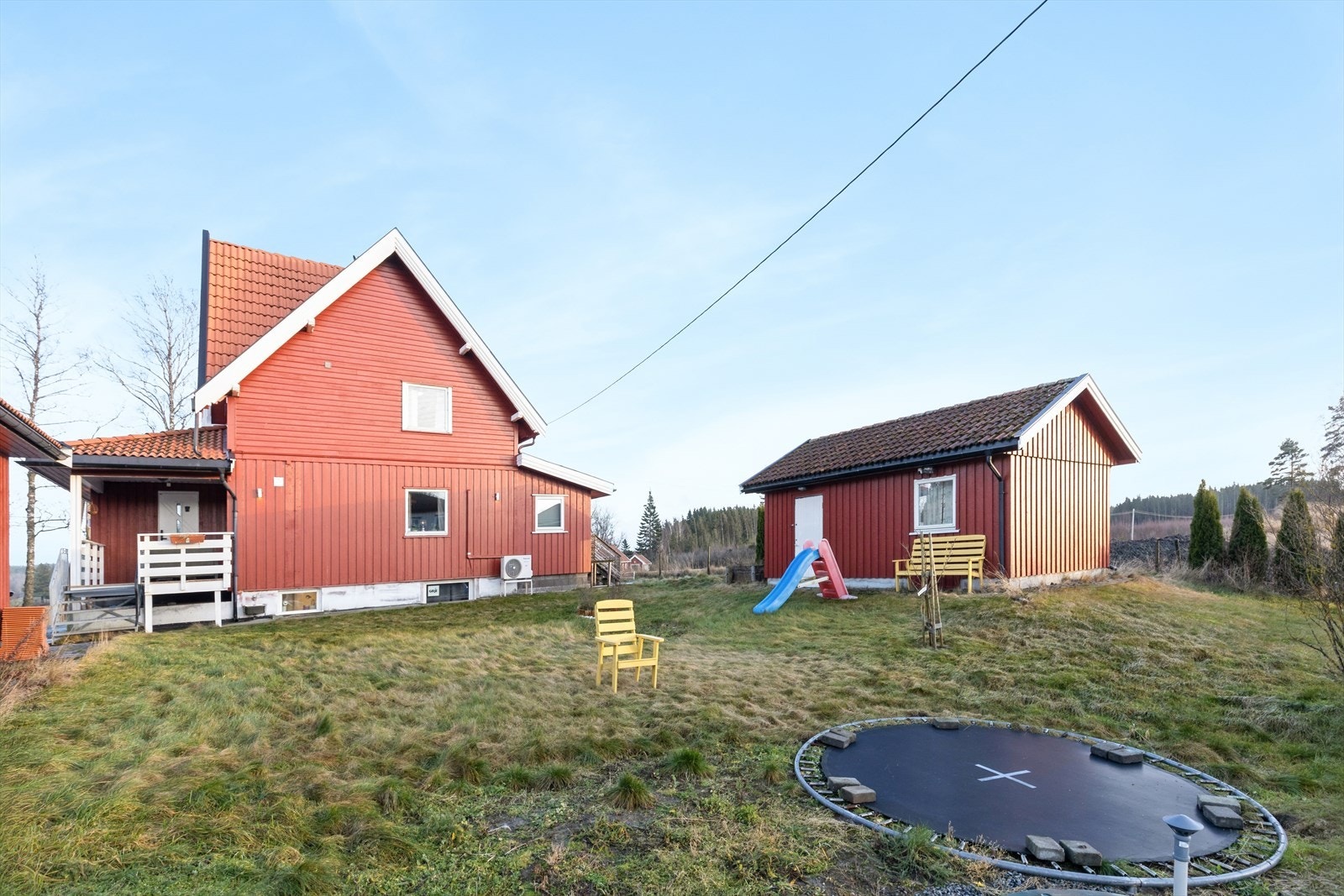 Uteområdet byr på en stor gressplen med god plass for lek og sosiale sammenkomster. Galleribilde