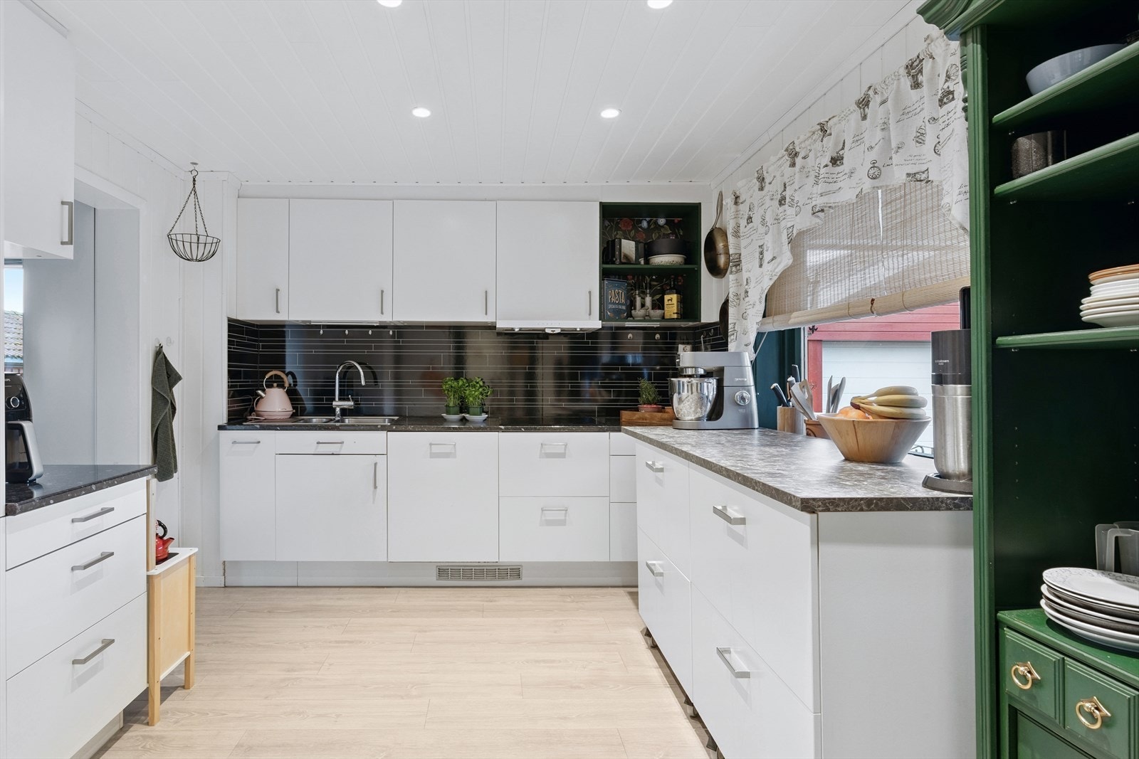 Hovedkjøkkenet er funksjonelt innredet med rikelig skap- og benkeplass. Galleribilde