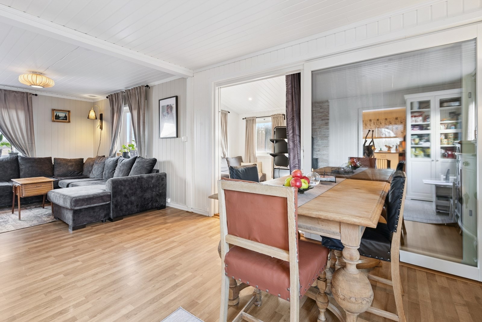 I tilknytning til stuen er det god plass til en egen spisegruppe. Galleribilde