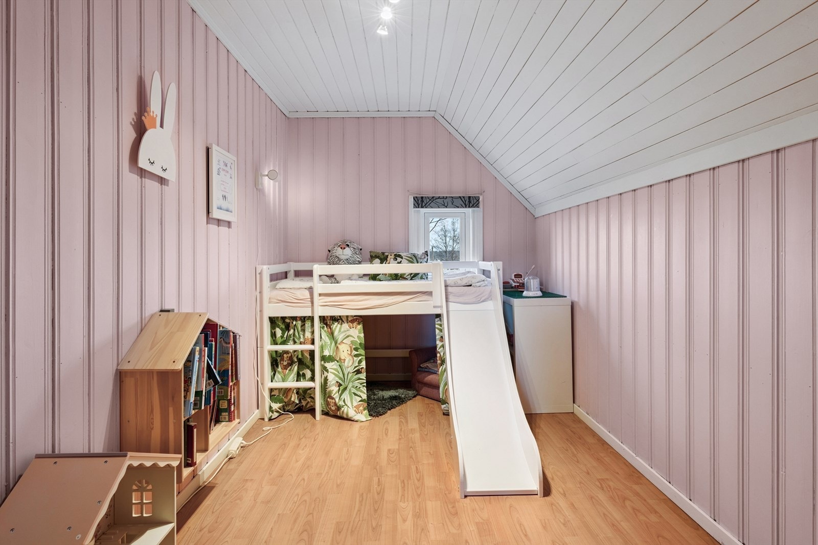 Et av soverommene i andre etasje, ideelt som barnerom med plass til lek. Galleribilde