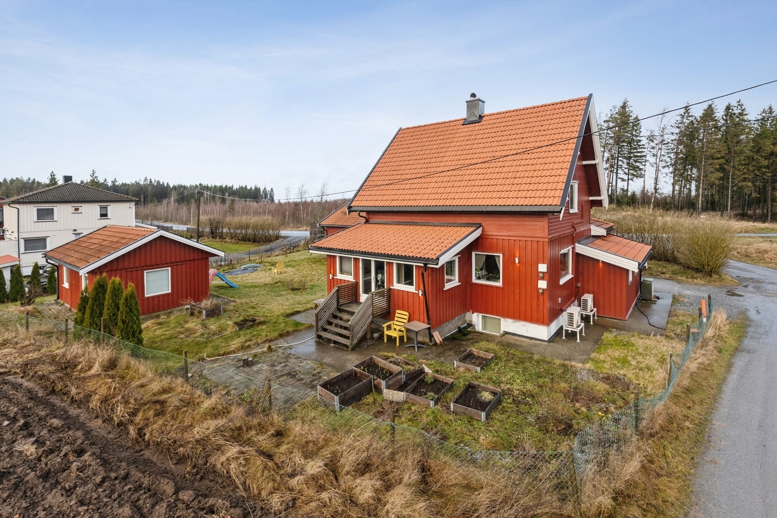 Enebolig med en romslig tomt som gir gode muligheter for hage og uteaktiviteter. Galleribilde