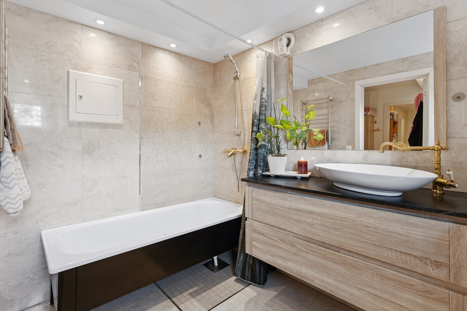 Baderomsinnredningen har en moderne bolleservant og god oppbevaring i skuffer. Galleribilde