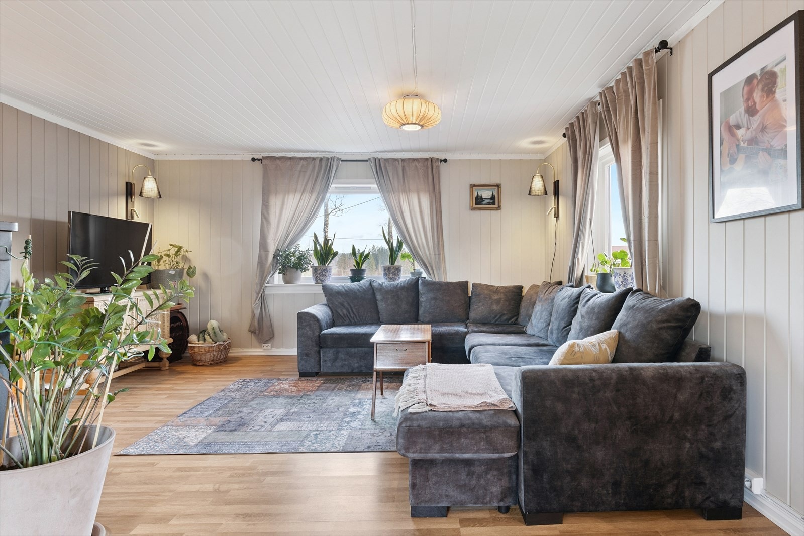 Stuen er et sosialt og romslig samlingspunkt med plass til en stor sofagruppe. Galleribilde