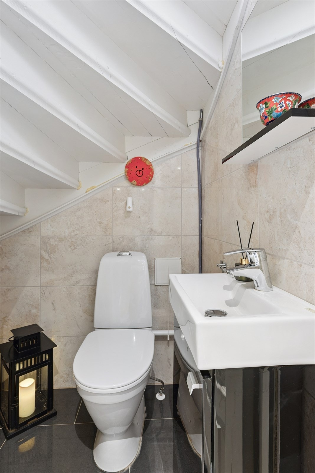 I første etasje finnes også et praktisk toalettrom. Galleribilde