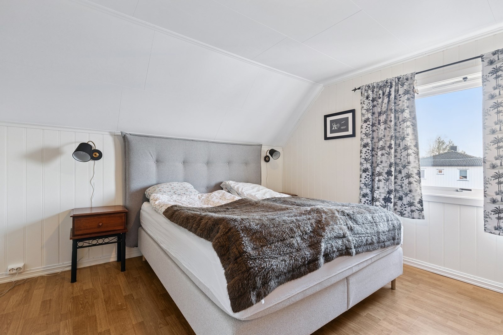 Hovedsoverommet i andre etasje har god plass til dobbeltseng og garderobeløsning. Galleribilde
