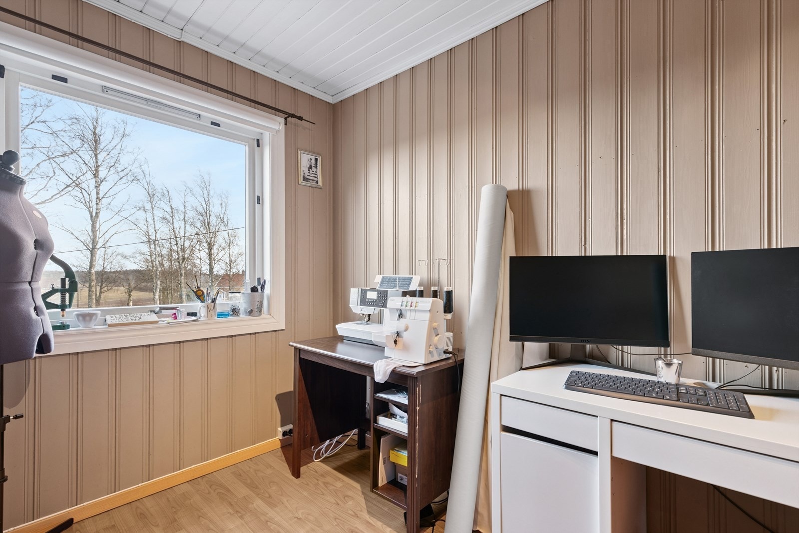 Boligen har flere rom som egner seg godt som hjemmekontor eller hobbyrom. Galleribilde