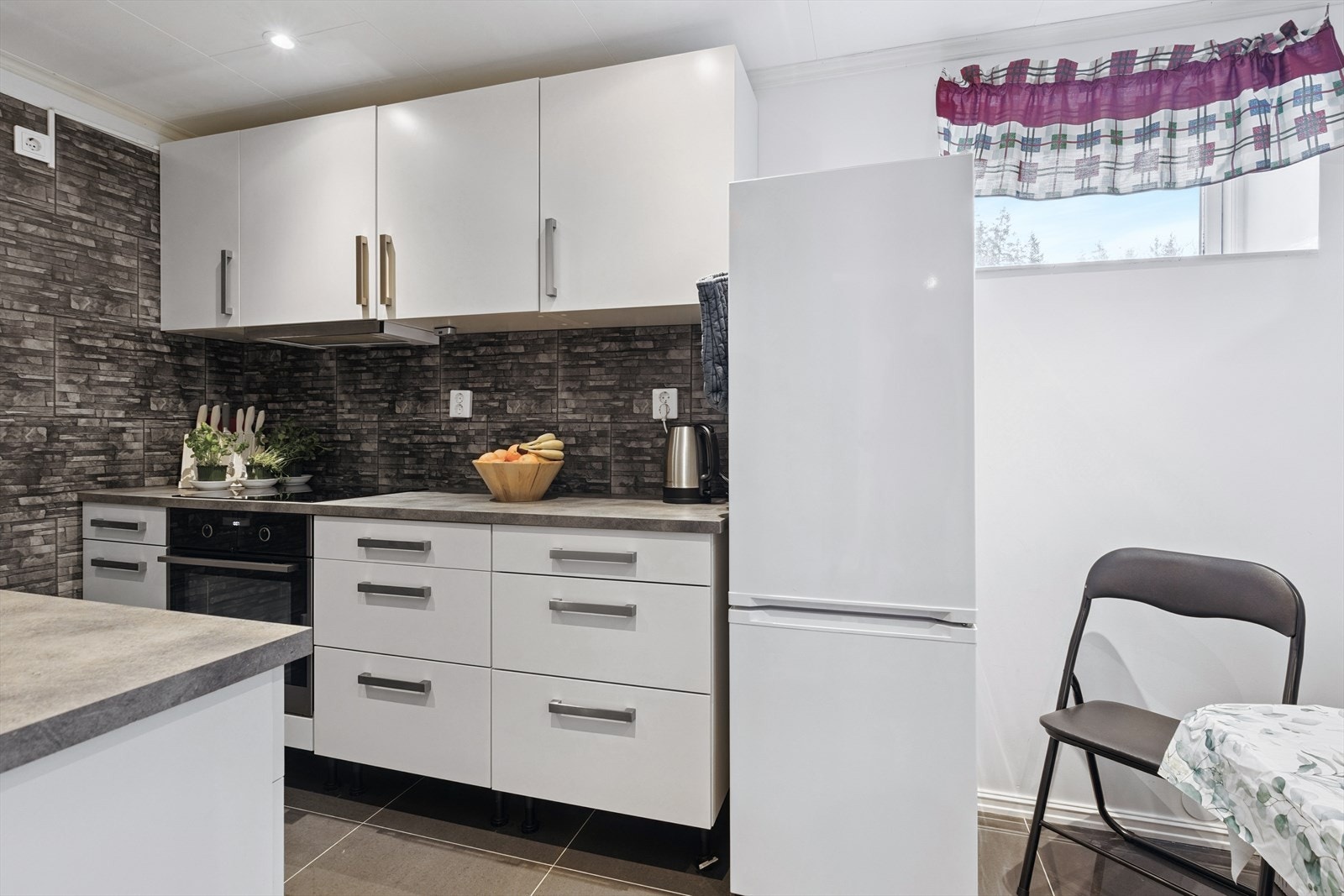 Kjøkkenet har integrert stekeovn, platetopp og plass til frittstående hvitevarer. Galleribilde