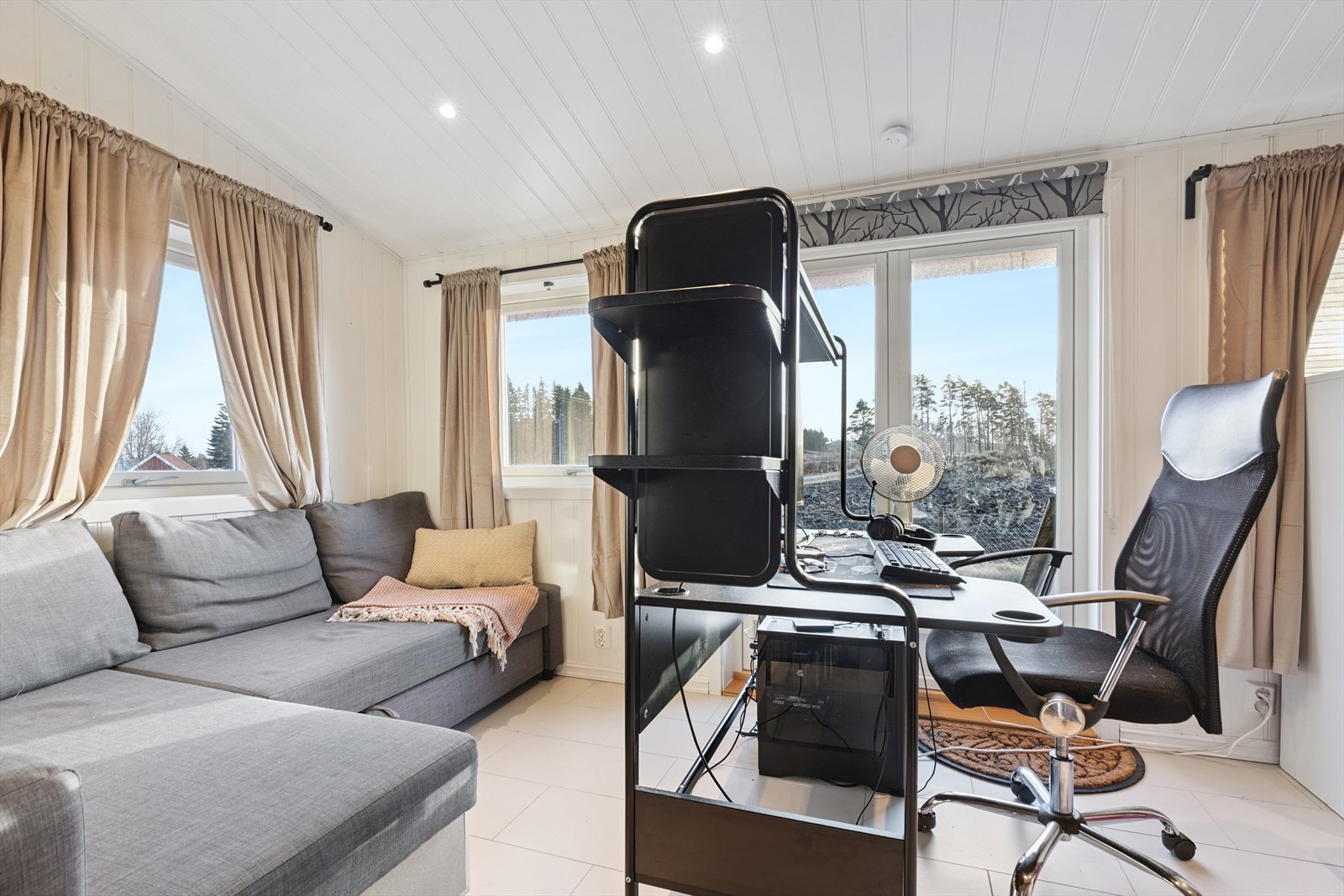 Et separat rom i første etasje gir fleksibilitet, ideelt som TV-stue eller kontor. Galleribilde