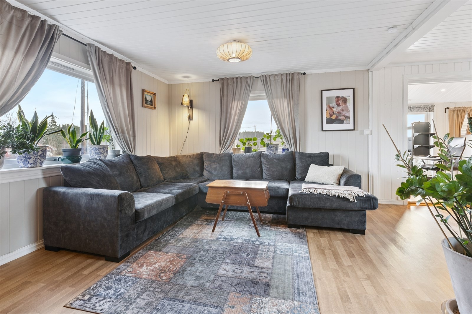 De brede vindusflatene i stuen slipper inn rikelig med naturlig dagslys. Galleribilde