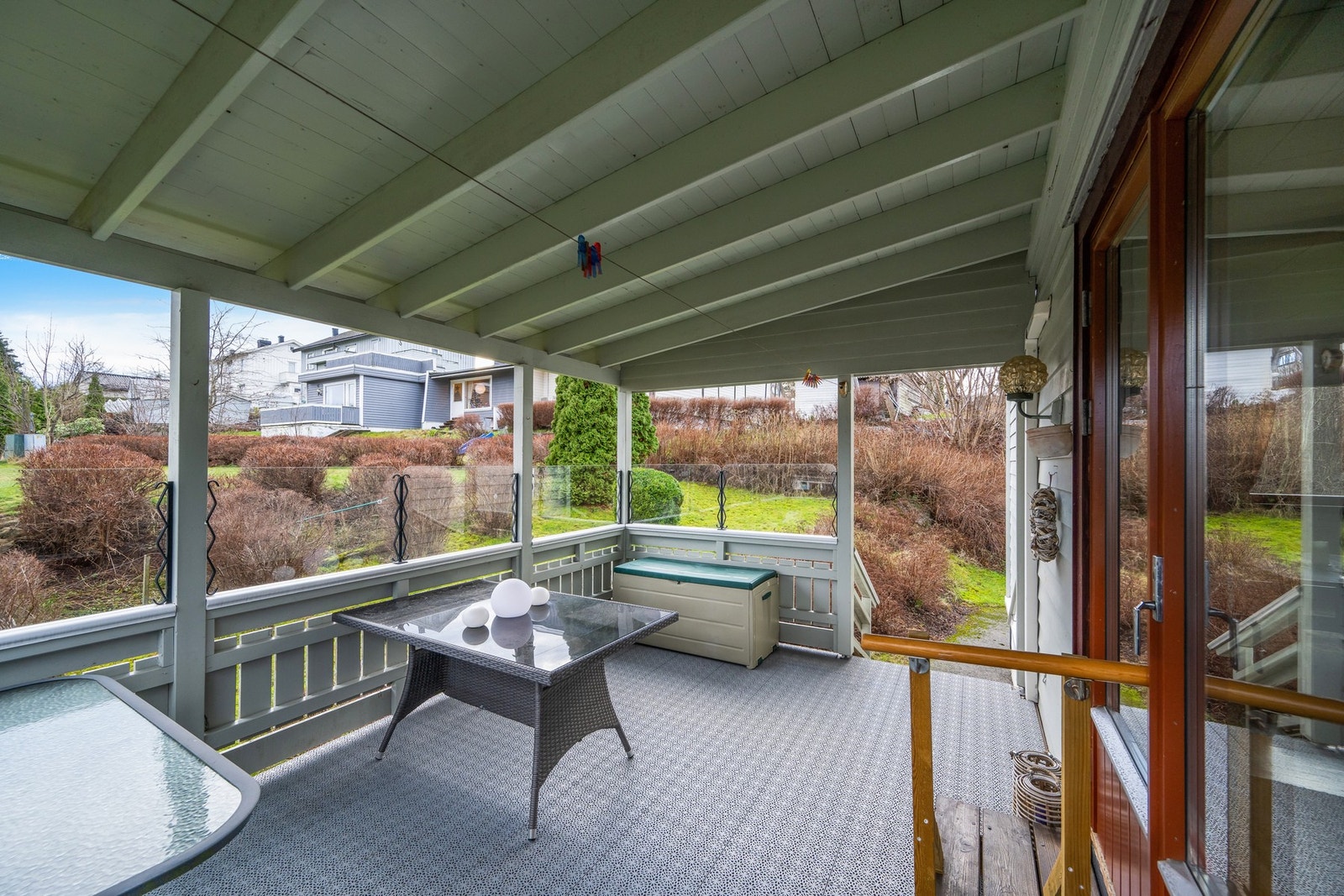 Fra stuen er det utgang til en overbygget veranda Galleribilde