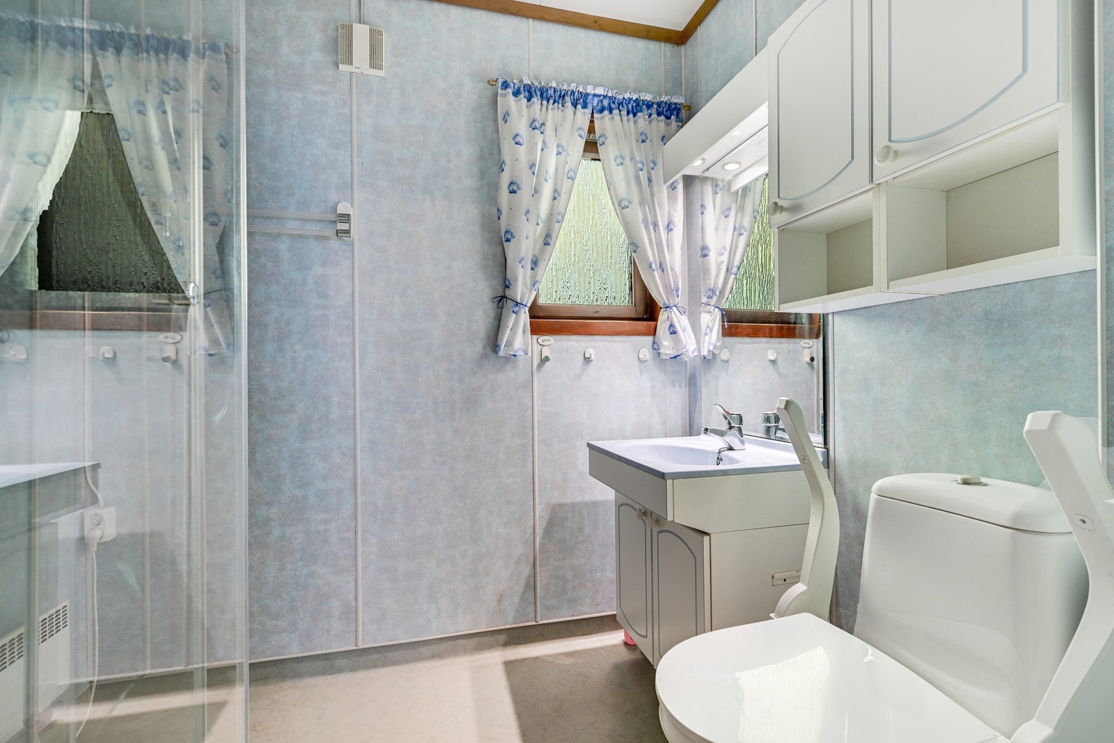 Eldre bad med toalett, servant og dusj Galleribilde