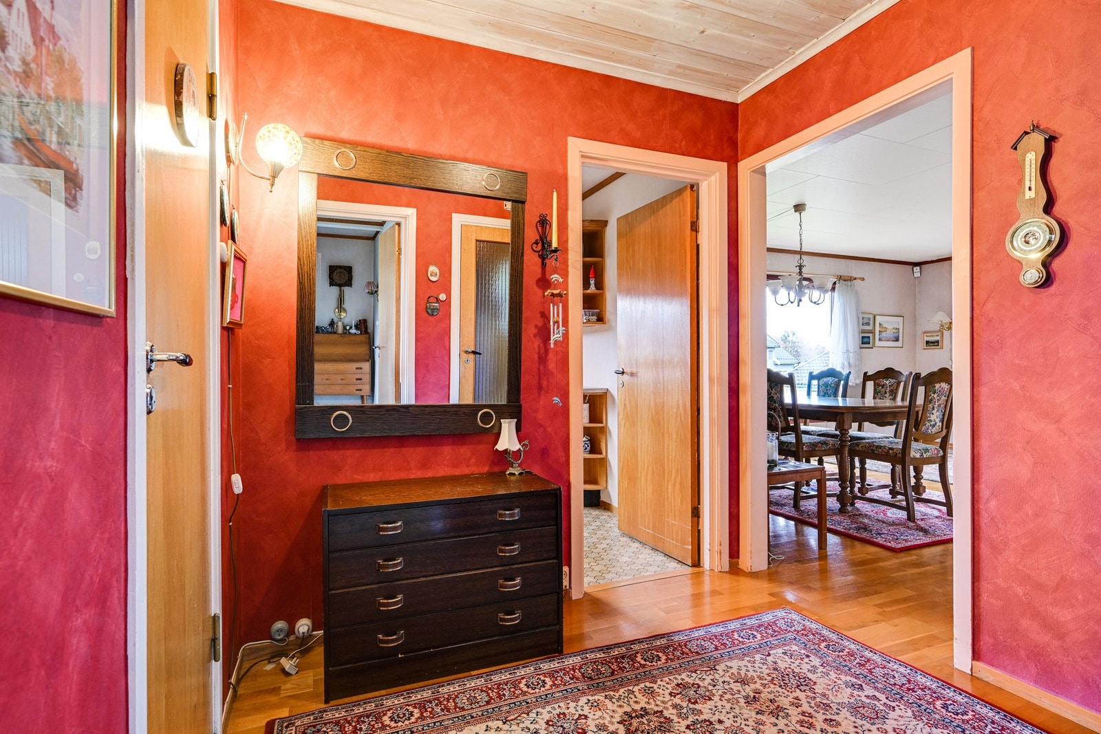 Kommer inn i en entré som tar deg videre inn i boligen Galleribilde