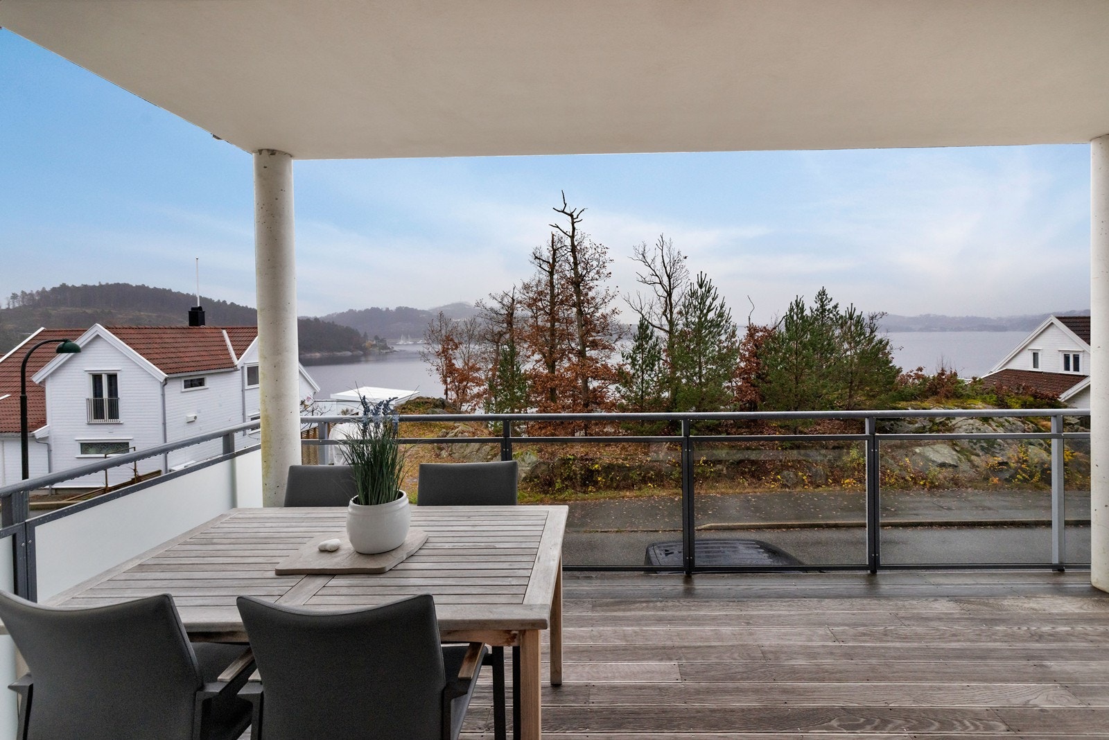 Utsikt mot sjøen. Solrik balkong. Galleribilde