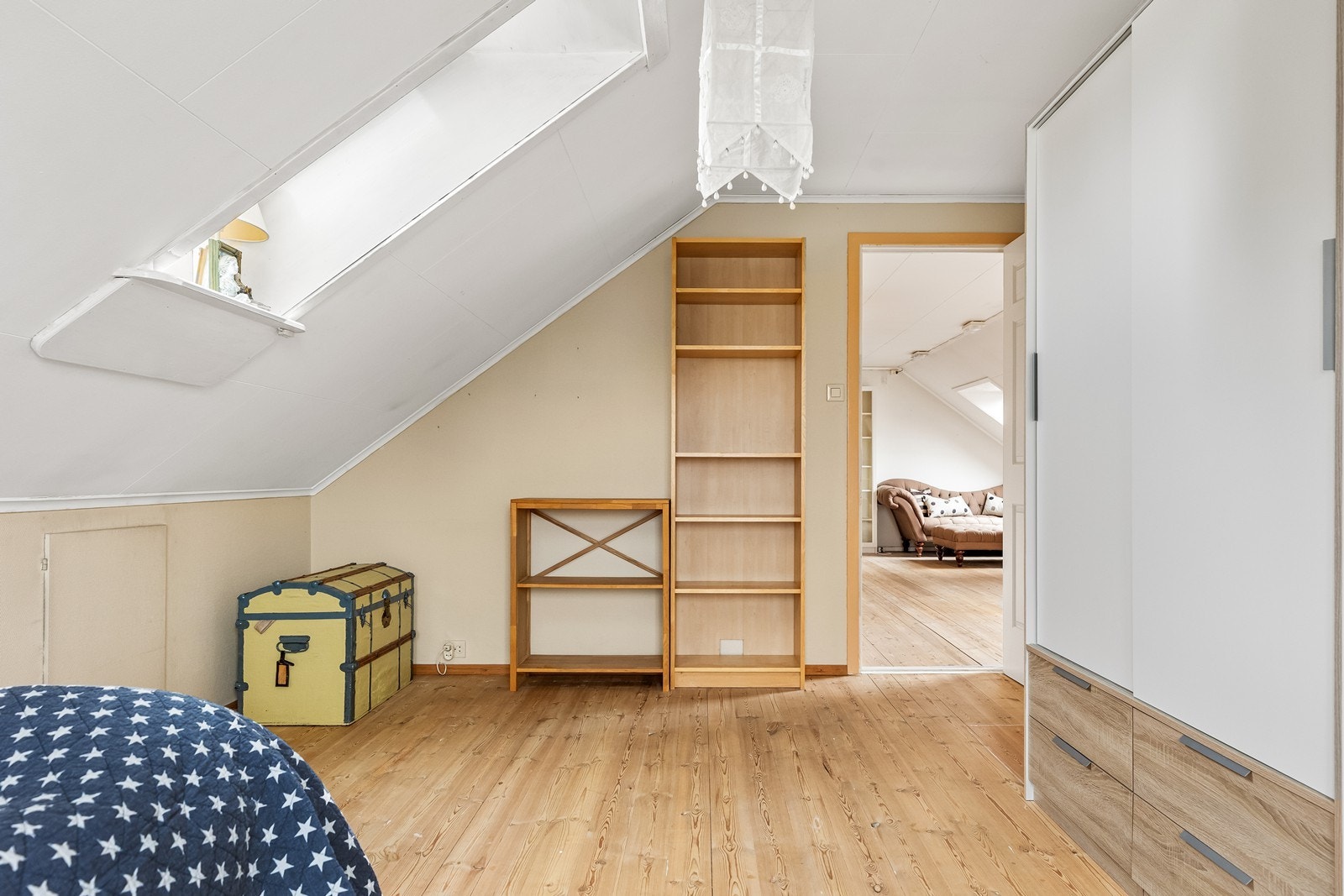 Rommet har plass til seng og garderobeløsning. Galleribilde