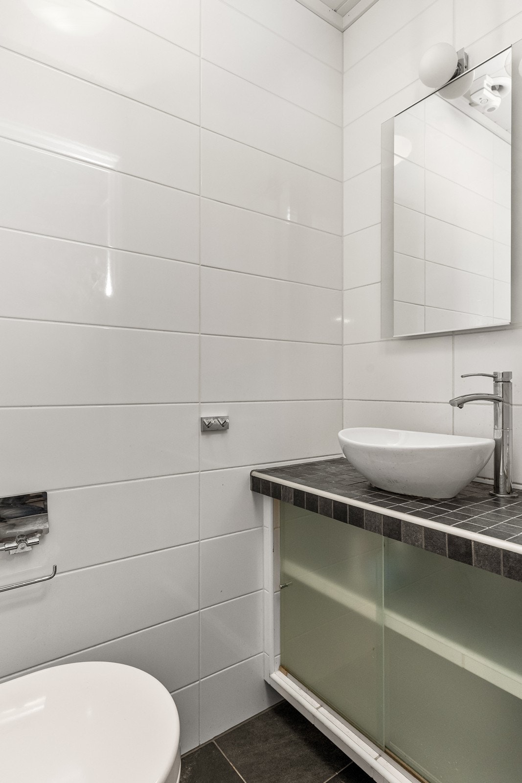 Separat gjestetoalett i tilknytning til gangen. Galleribilde