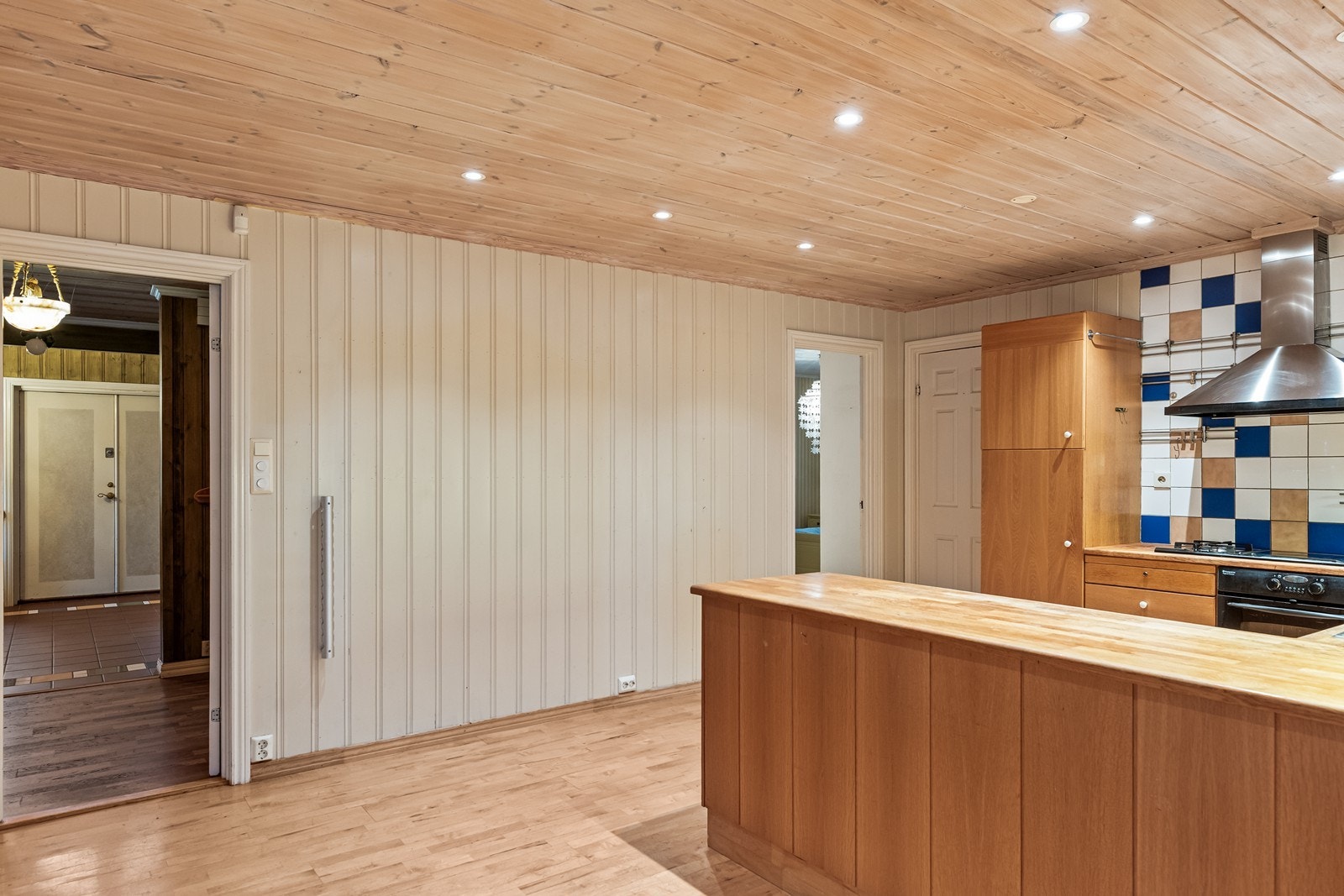 Kjøkkenhalvøya gir en sosial sone og ekstra arbeidsflate. Galleribilde