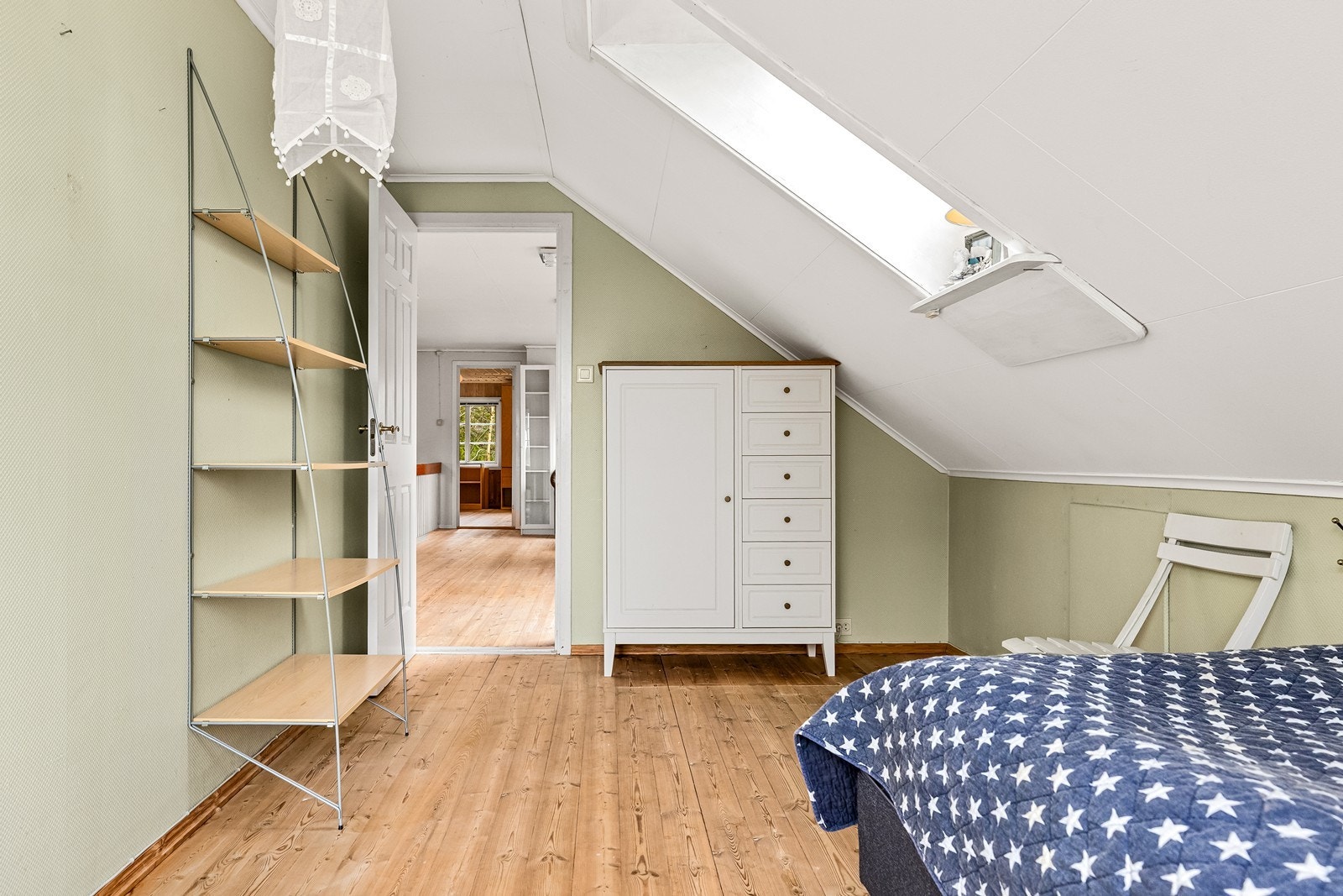 Takket være takvindu og dør er rommet lyst og luftig. Galleribilde