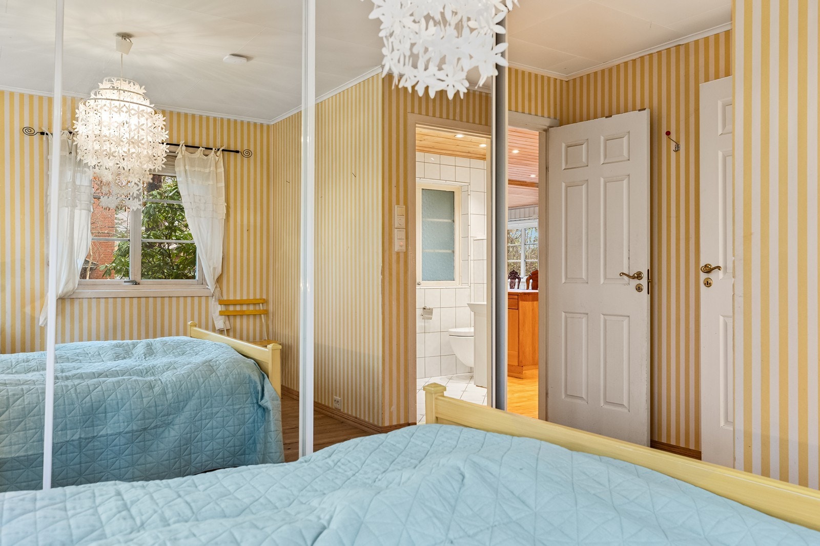 Rommet har god plass til dobbeltseng og garderobeløsning med speilfronter. Galleribilde