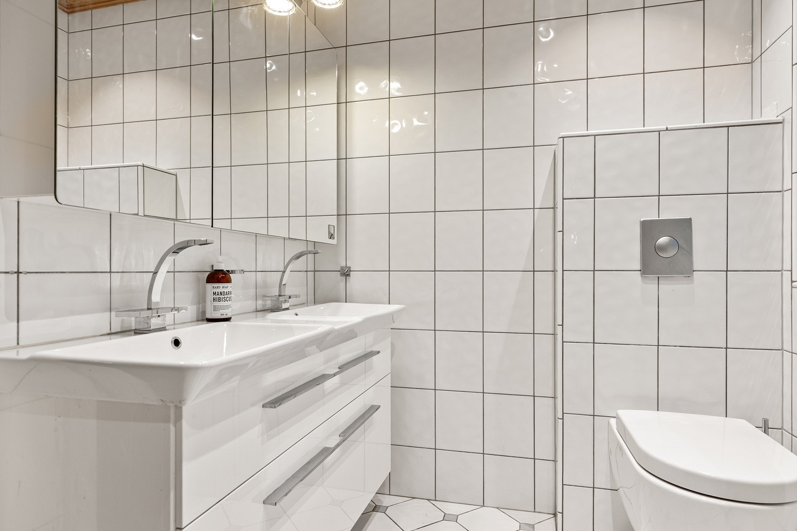 Dobbel servant med skuffeseksjon gir god oppbevaringsplass. Galleribilde