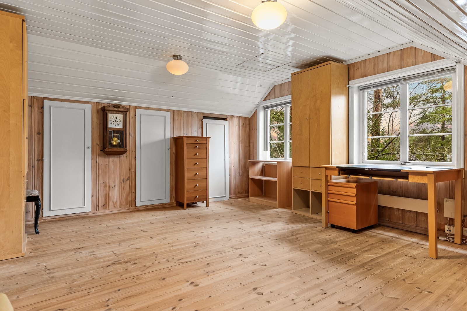 Store vindusflater gir godt med naturlig lys til rommet. Galleribilde